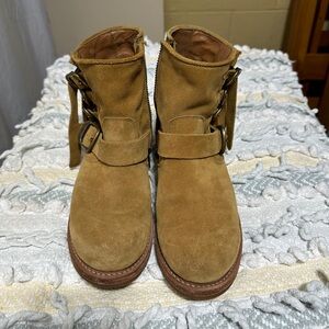 Frye boots in natural suede leather.